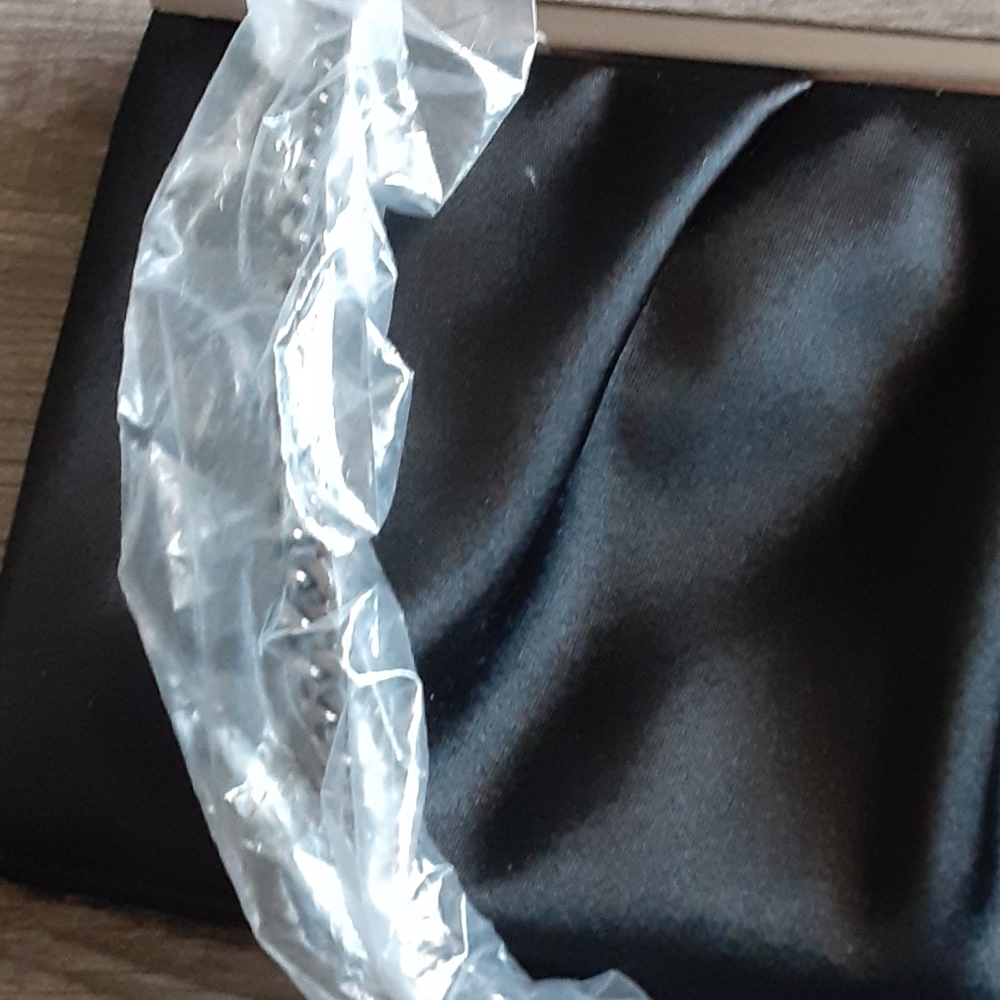 Satin clutch bag - Picture 3 of 8